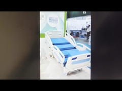 Cama de hospital que está a cama paciente