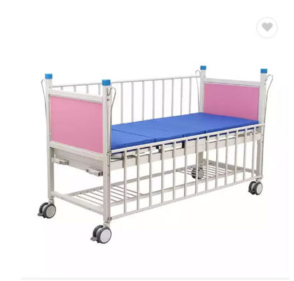 Cama aluída da criança da cama dois pediatras manuais do hospital com placas principais da cama
