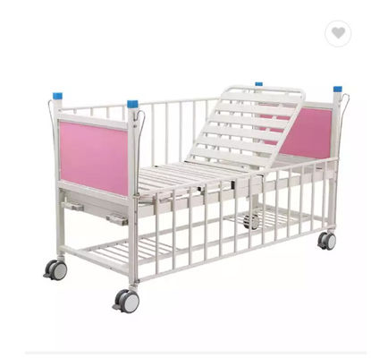 Cama aluída da criança da cama dois pediatras manuais do hospital com placas principais da cama
