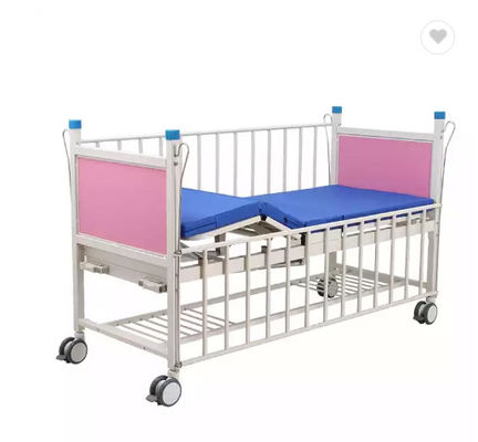 Cama aluída da criança da cama dois pediatras manuais do hospital com placas principais da cama